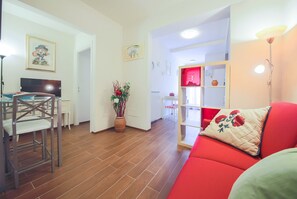 Apartament, 1 dormitori | Sala d'estar | Televisor de 24 polzades amb canals digitals 