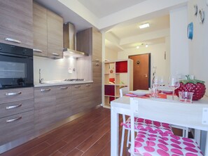 Appartamento, 1 camera da letto | Cucina privata | Frigorifero, microonde, piano cottura, pentole/stoviglie/utensili