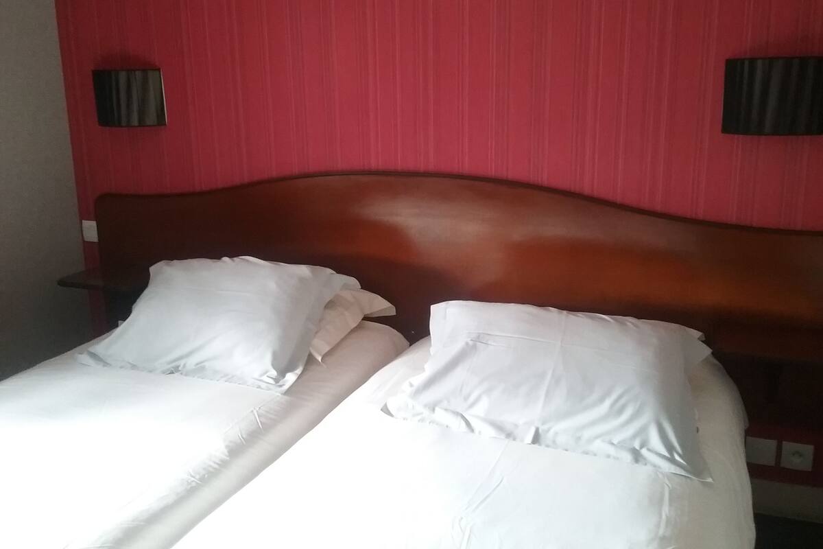 Twin Room, 2 Single Beds | Soundproofing, individually decorated, individually furnished