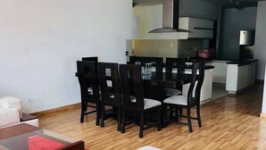 Deluxe Apartment, 4 Bedrooms, Private Bathroom | In-room dining - EDIFICIO TORRE ESTEBAN (Cochabamba)