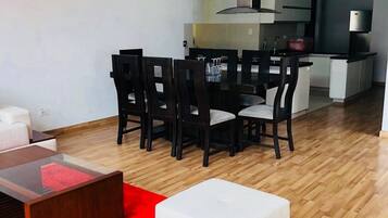 Apartemen Deluks, 4 kamar tidur, kamar mandi pribadi | Makan di kamar