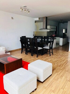 Deluxe Apartment, 4 Bedrooms, Private Bathroom | In-room dining - EDIFICIO TORRE ESTEBAN (Cochabamba)
