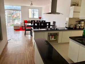 Deluxe Apartment, 4 Bedrooms, Private Bathroom | Private kitchen | Fridge, microwave, stovetop, coffee/tea maker - EDIFICIO TORRE ESTEBAN (Cochabamba)