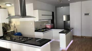 Deluxe Apartment, 4 Bedrooms, Private Bathroom | Dapur peribadi | Peti sejuk, ketuhar gelombang mikro, dapur, pembancuh kopi/teh