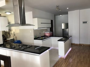 Refrigerador, microondas, placa de cocina, cafetera/tetera