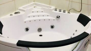 Apartemen Deluks, 4 kamar tidur, kamar mandi pribadi | Kamar mandi | Perlengkapan mandi gratis, pengering rambut, dan handuk