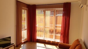 Perhehuoneisto, 2 makuuhuonetta, osittainen merinäköala | Oleskelualue