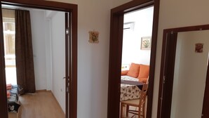 Perhehuoneisto, 2 makuuhuonetta, osittainen merinäköala | Oleskelualue