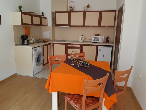 Family Apartment, 2 Bedrooms, Partial Sea View | Private kitchenette