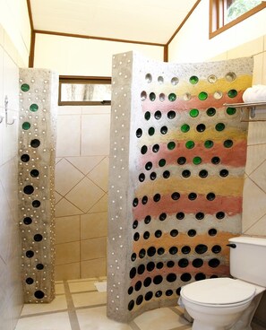 Basic Double Room, 1 Queen Bed | Bathroom | Shower, free toiletries, hair dryer - Villa Yerbabuena (Monteverde)
