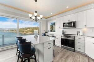 Signature Suite, 2 Bedrooms, Bay View | Private kitchen