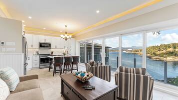 Signature-Suite, 1 Schlafzimmer, Buchtblick | Individuell dekoriert, individuell eingerichtet, kostenloses WLAN