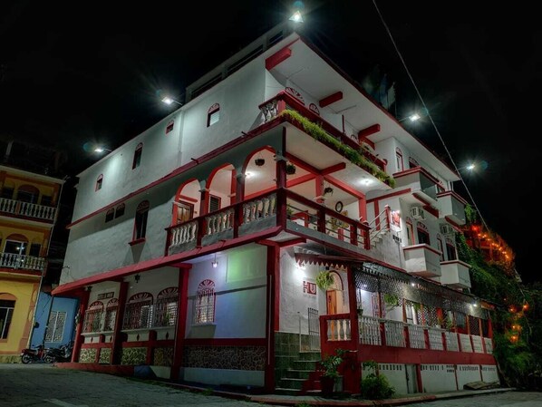 Un edificio de varios pisos con balcones y un letrero que dice "HU".