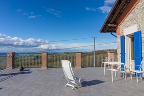 Panoramic-Doppelzimmer, 1 Queen-Bett, Terrasse, Bergseite | Terrasse/Patio