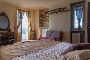 Panoramic-Doppelzimmer, 1 Queen-Bett, Terrasse, Bergseite | Schreibtisch, schallisolierte Zimmer, Babybetten, kostenloses WLAN