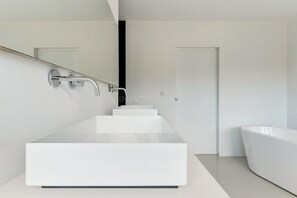 Villa, 4 slaapkamers | Badkamer | Een aparte badkuip en douche, een haardroger