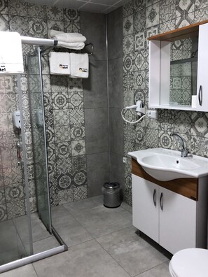 Douche, sèche-cheveux, chaussons, serviettes fournies