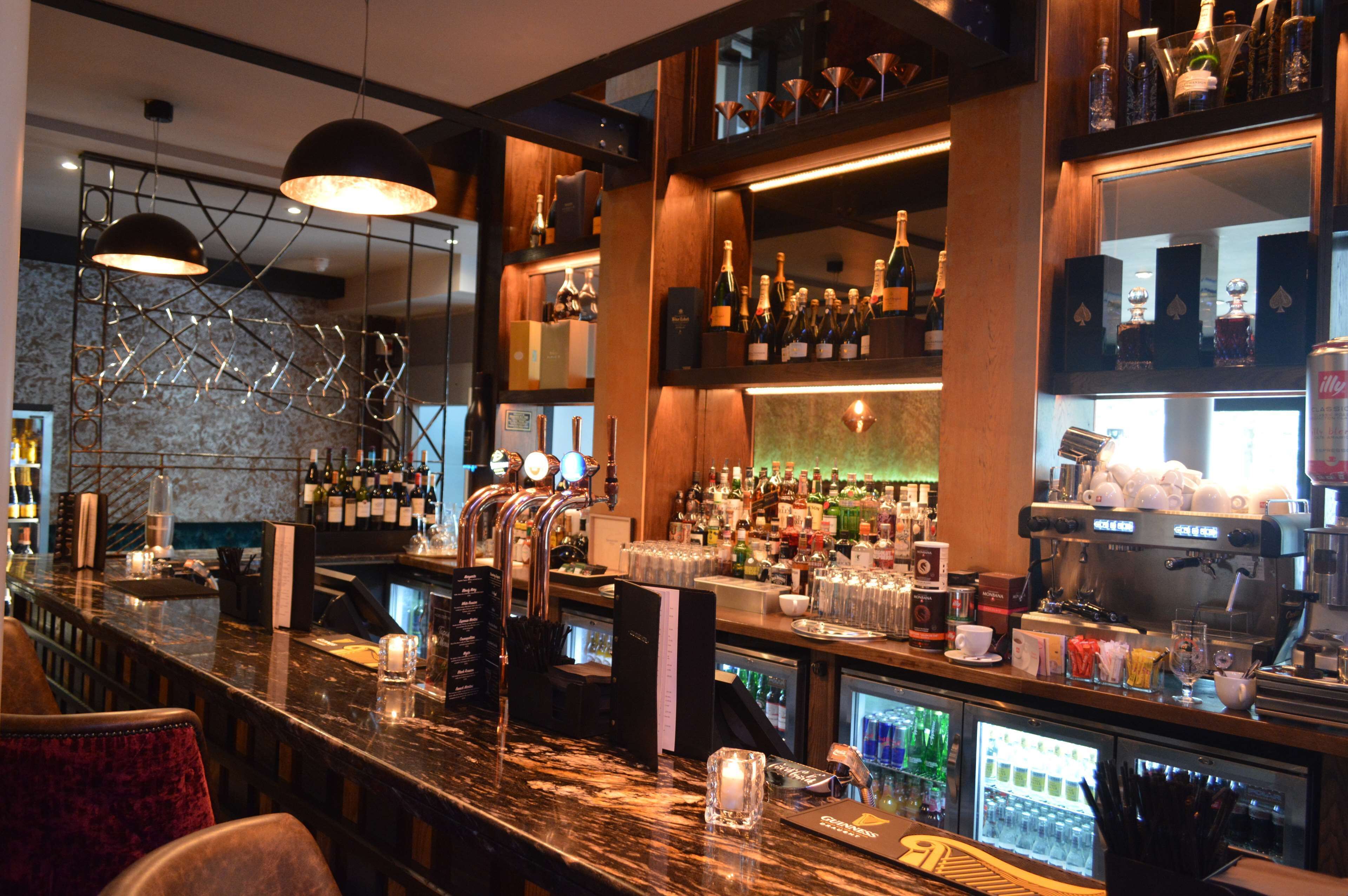 3 bars/lounges, gastropub