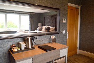 Deluxe Room, 1 King Bed, Non Smoking (Converts to 2 Twin Beds) | Room amenity