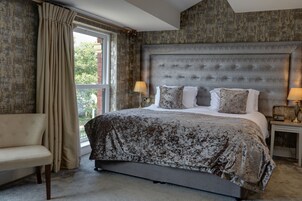 Superior Room, 1 King Bed, Non Smoking (Converts to 2 Twin Beds) | Desk, soundproofing, iron/ironing board, free WiFi