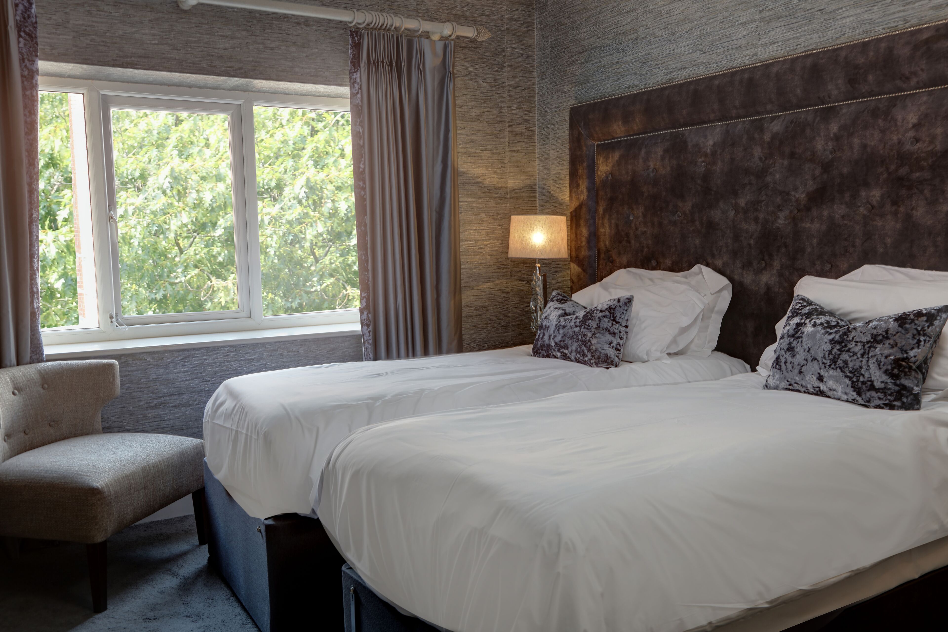 deluxe room, 1 king bed, non smoking (converts to 2 twin beds) | desk, soundproofing, iron/ironing board, free wifi