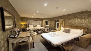 Camera familiare, 1 letto king, non fumatori (with Sofabed) | 1 camera, una scrivania, insonorizzazione, ferro/asse da stiro