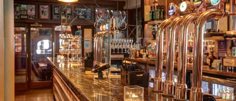 3 Bars/Lounges, Gastropub