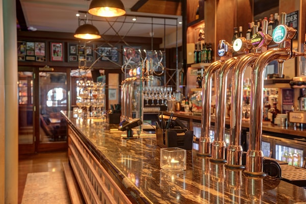 3 Bars/Lounges, Gastropub