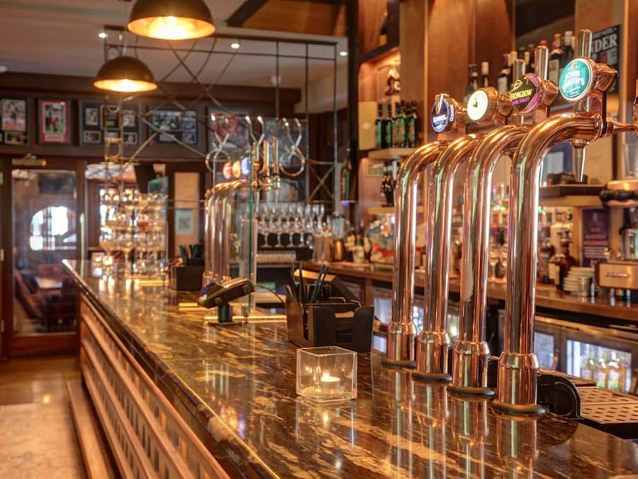 3 bares y 1 pub gastronómico