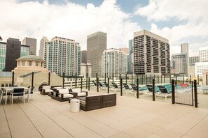 Rooftop pool - Apple Theory Downtown Houston (Houston)