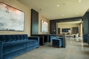 Lobby sitting area - Apple Theory Downtown Houston (Houston)