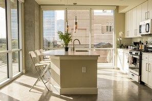 Suite Presidenziale, letti multipli, accessibile ai disabili, vista città | Cucina privata | Frigorifero con congelatore, microonde, forno, piano cottura