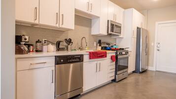 Full-sized fridge, microwave, oven, stovetop