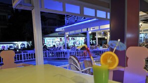 An outdoor bar area with seating and a view of the street. - Sun Kiss Otel (Manavgat)