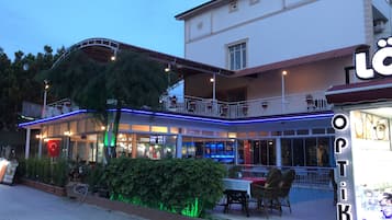 Façade de lâhĂ©bergement - soirĂ©e/nuit