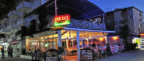 Overnatningsstedets facade – aften/nat