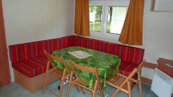 Kjøleskap, kokeplater og kjøkkenutstyr