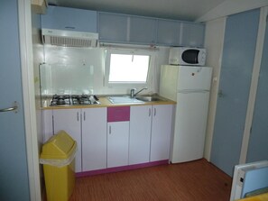 Fridge, stovetop, cookware/dishes/utensils - Camping le Lanfonnet (Talloires-Montmin)