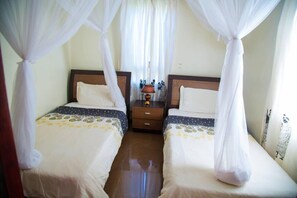 2 عدّة غرف نوم وأغطية فراش متميزة ومكتب ومكواة/لوح كي