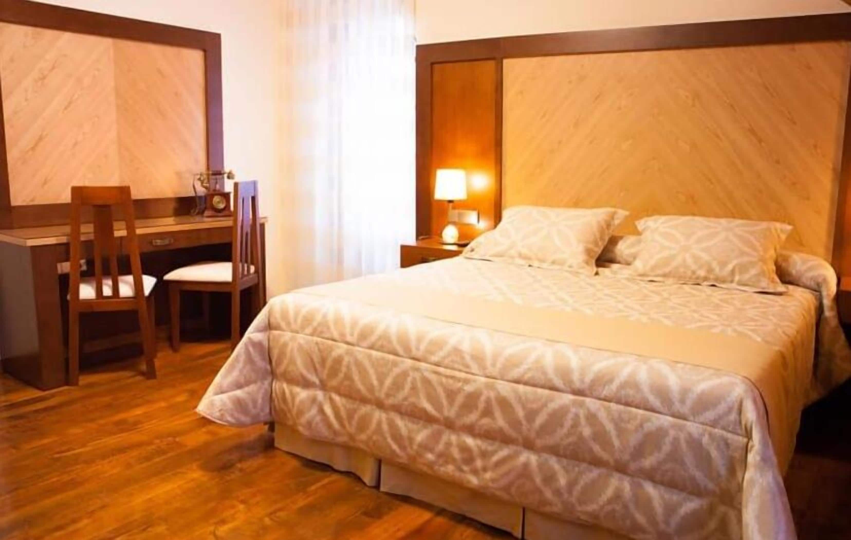 Bureau, rideaux occultants, chambres insonorisées