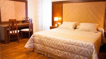 Bureau, rideaux occultants, chambres insonorisées