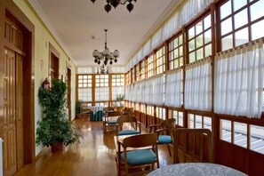 供应早餐、午餐和晚餐,室外就餐