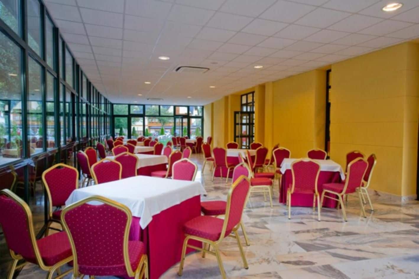 Petit déjeuner et déjeuner servis sur place, restauration en plein air 