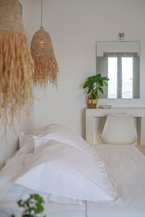 Caja de seguridad en la habitación y ropa de cama 
