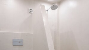 Douche, sèche-cheveux, serviettes fournies
