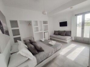 In-room safe, bed sheets - Sandy's Paradise Infinity (Santorini)