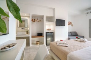 Unclassified image, 5 of 77, button - Sandy's Paradise Infinity (Santorini)