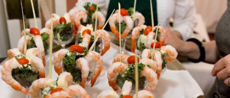 Une table avec des brochettes de crevettes et de légumes.