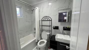 Regadera, amenidades de baño gratuitas, secadora de cabello, toallas