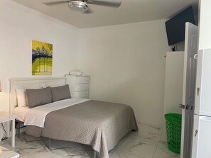 1 kamar tidur, seprai premium, selimut bulu angsa, dan busa memori